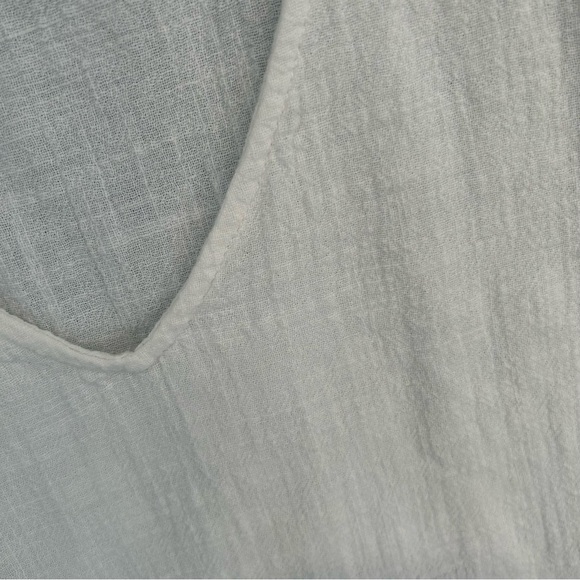 White linen boxy crop top v-neck size xs from Lulu’s - Picture 3 of 6